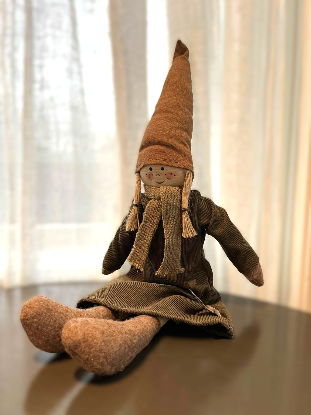 Tekstilnisse med grønn kjole 57 cm – sjarmerende julepynt i naturfarger