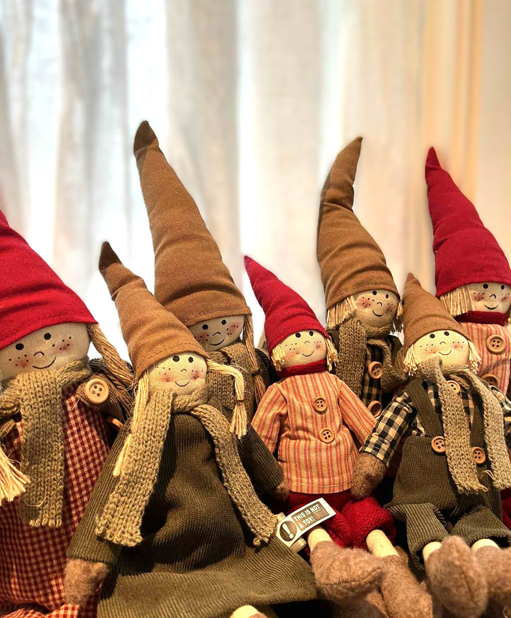 Tekstilnisse med rød kjole – julepynt 57 cm