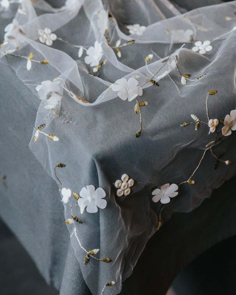 Blomstrete bordløper i transparent tekstil - Creme