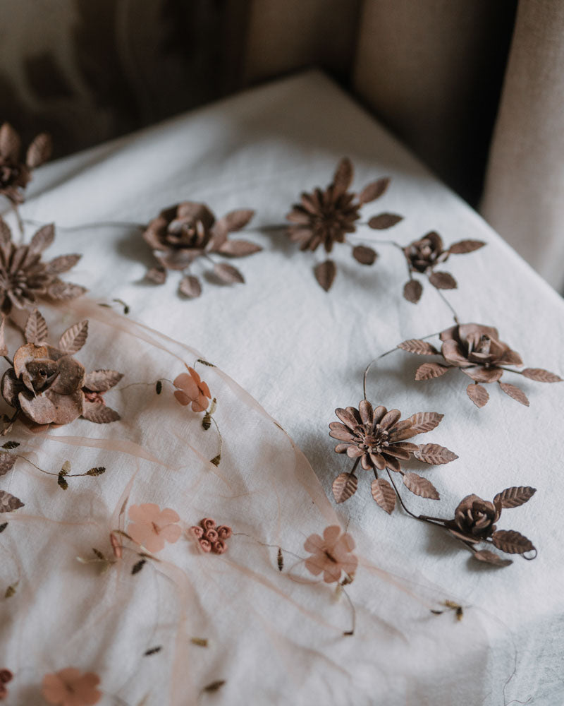 Blomstrete bordløper i transparent tekstil – naturell