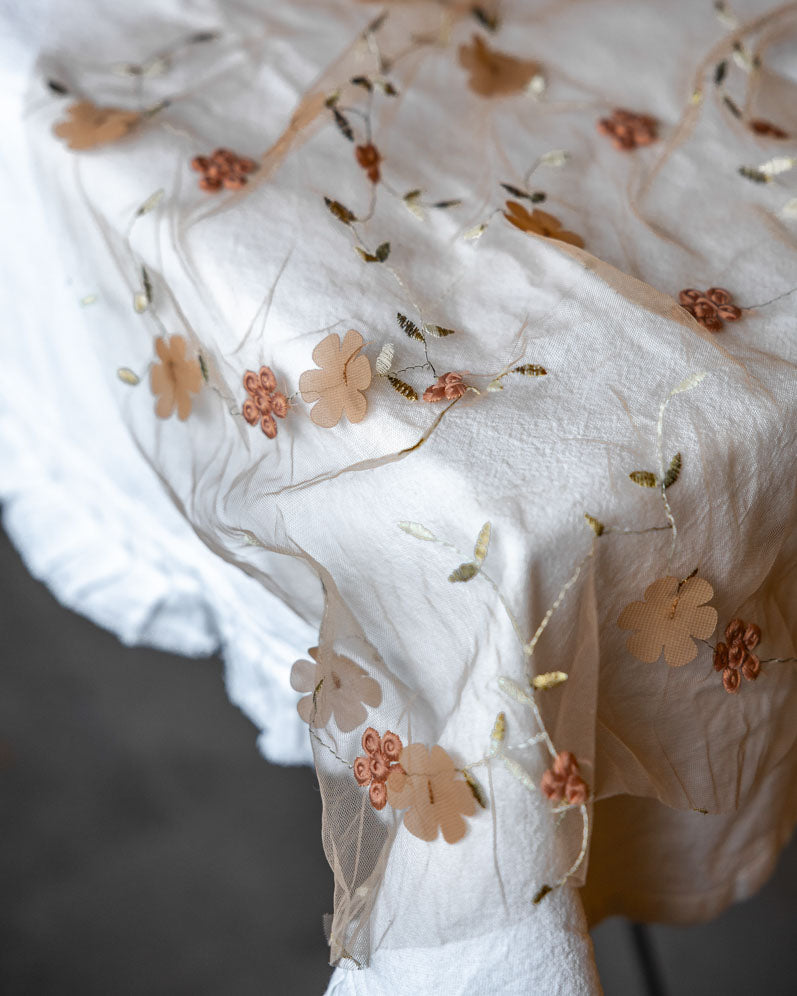 Blomstrete bordløper i transparent tekstil – naturell