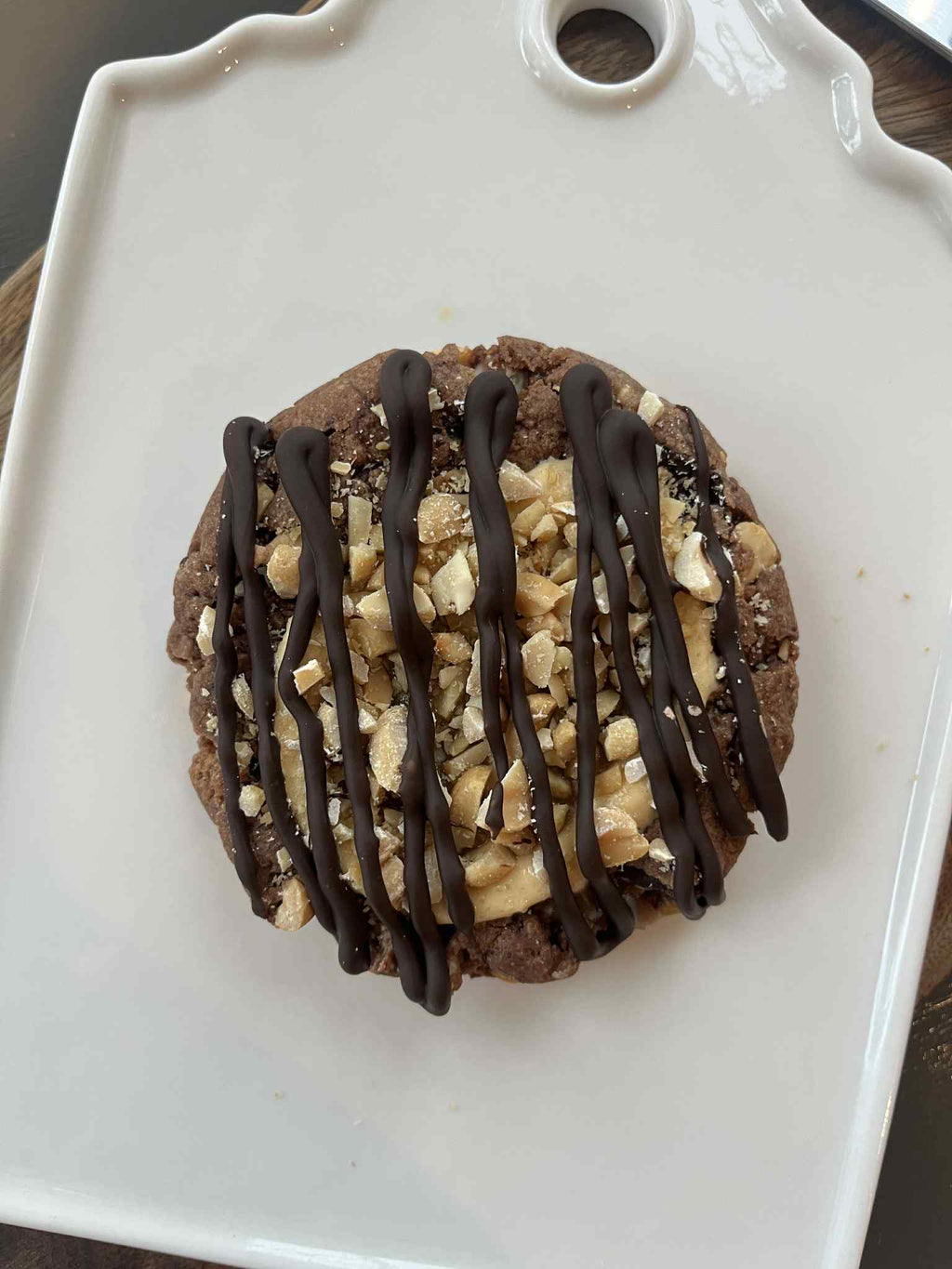 Snickers – Chunky cookie med sjokolade, karamell og ristede peanøtter