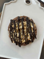 Snickers – Chunky cookie med sjokolade, karamell og ristede peanøtter