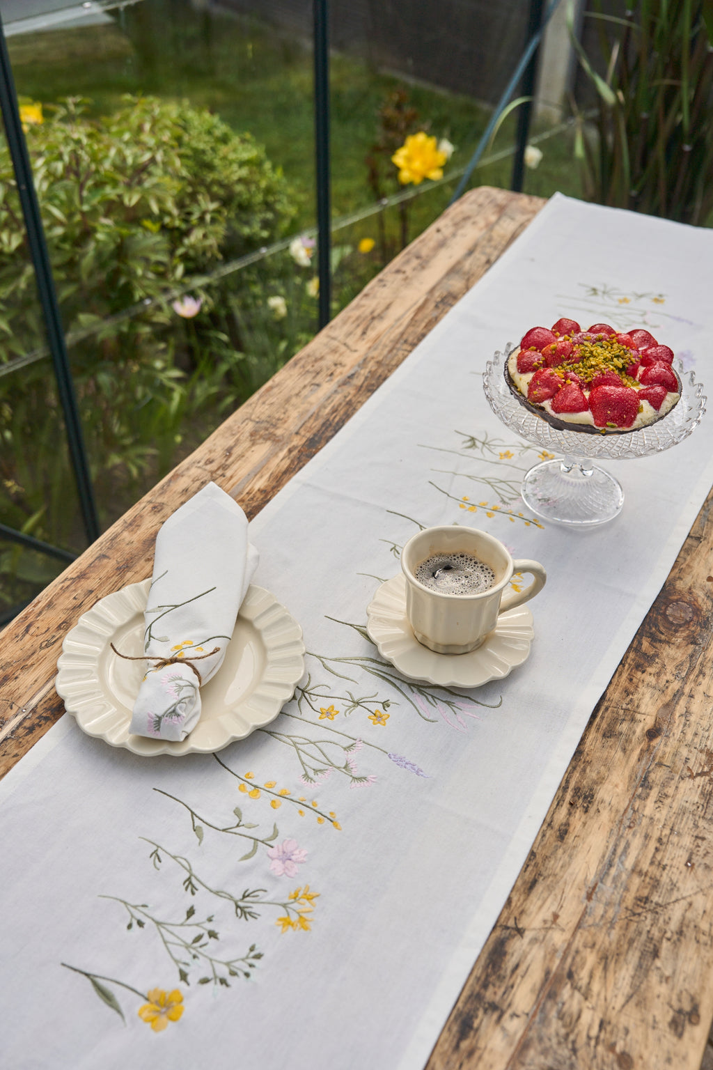 Duk i bomull med blomster – 140 cm bredde