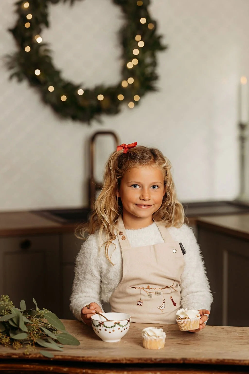 Forkle til barn – julemotiv brodert