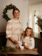 Forkle med julemotiv – brodert bomull
