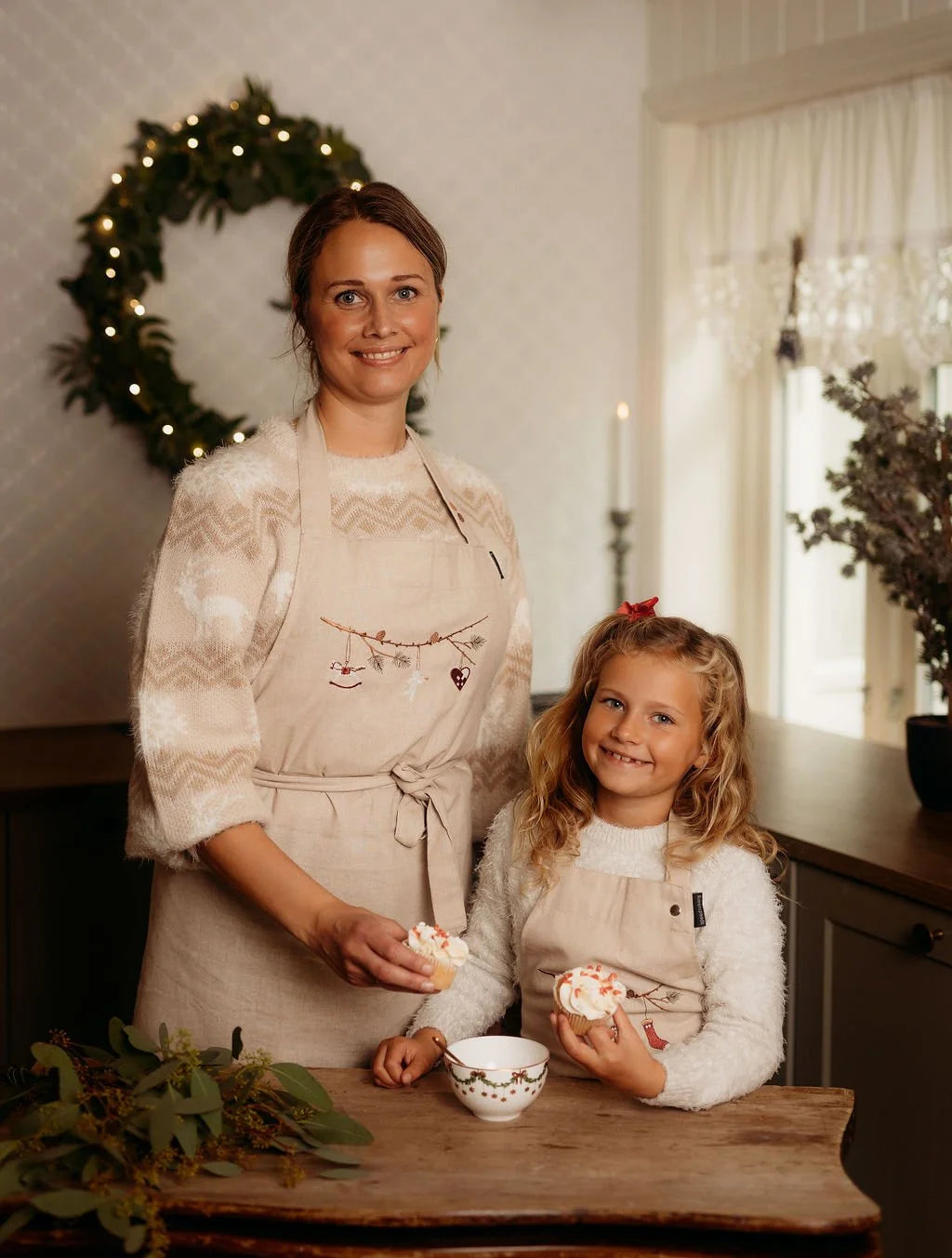 Forkle med julemotiv – brodert bomull