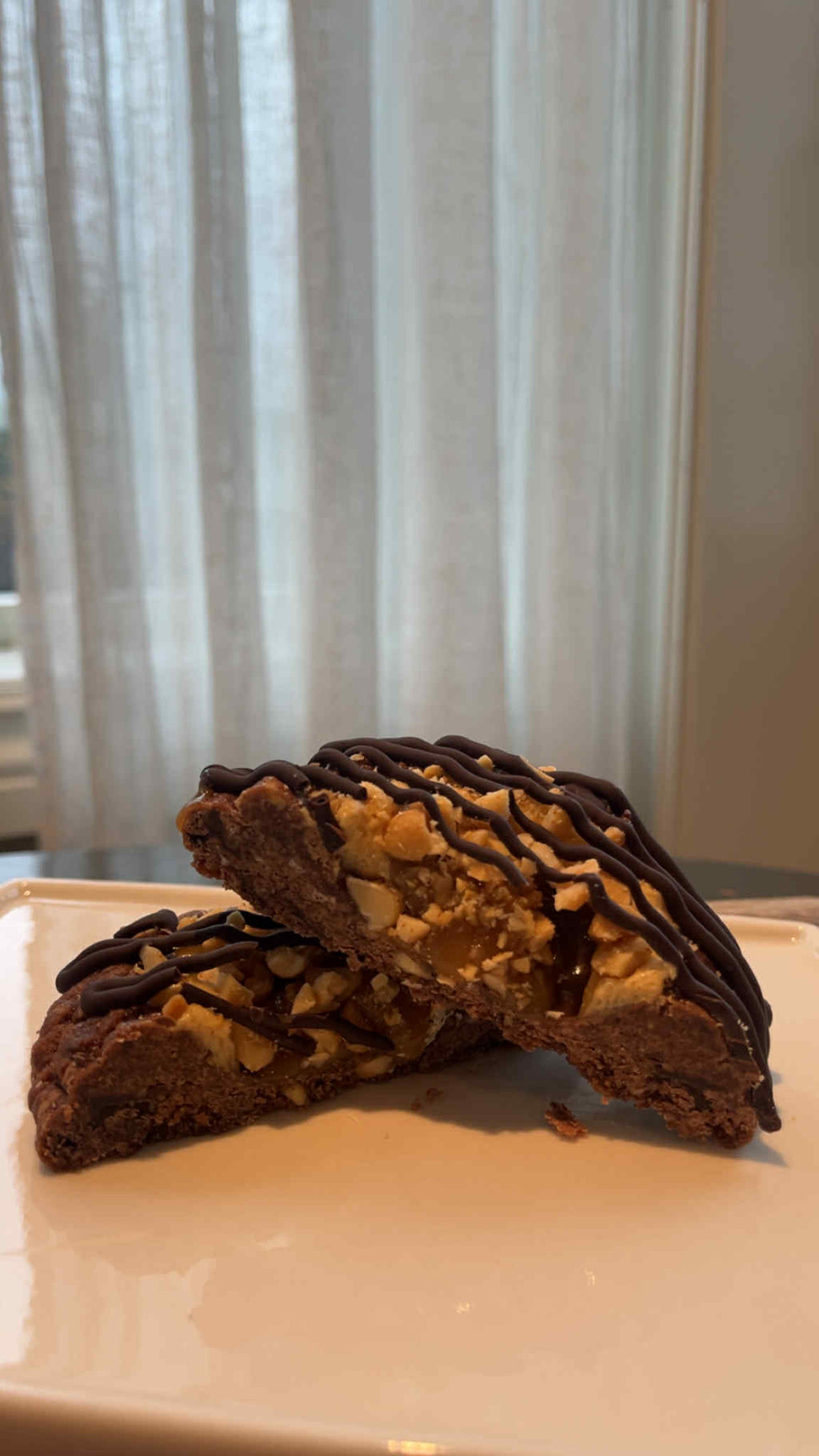 Snickers – Chunky cookie med sjokolade, karamell og ristede peanøtter