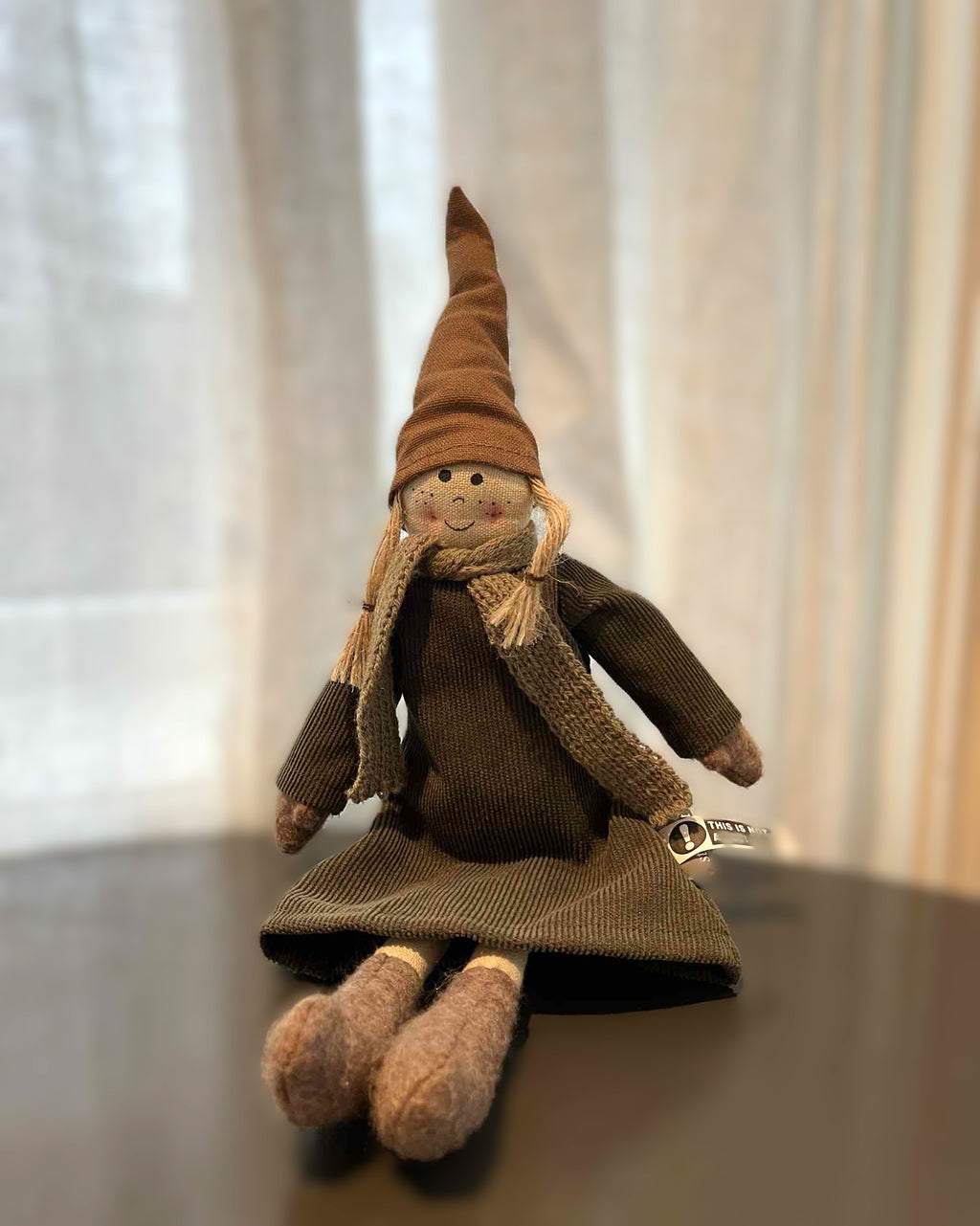 Tekstilnisse grønn kjole 40 cm – klassisk julepynt