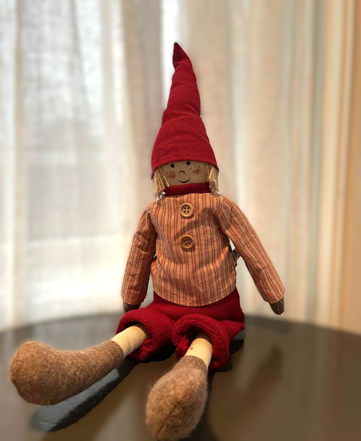 Tekstilnisse med rød bukse – julepynt 57 cm