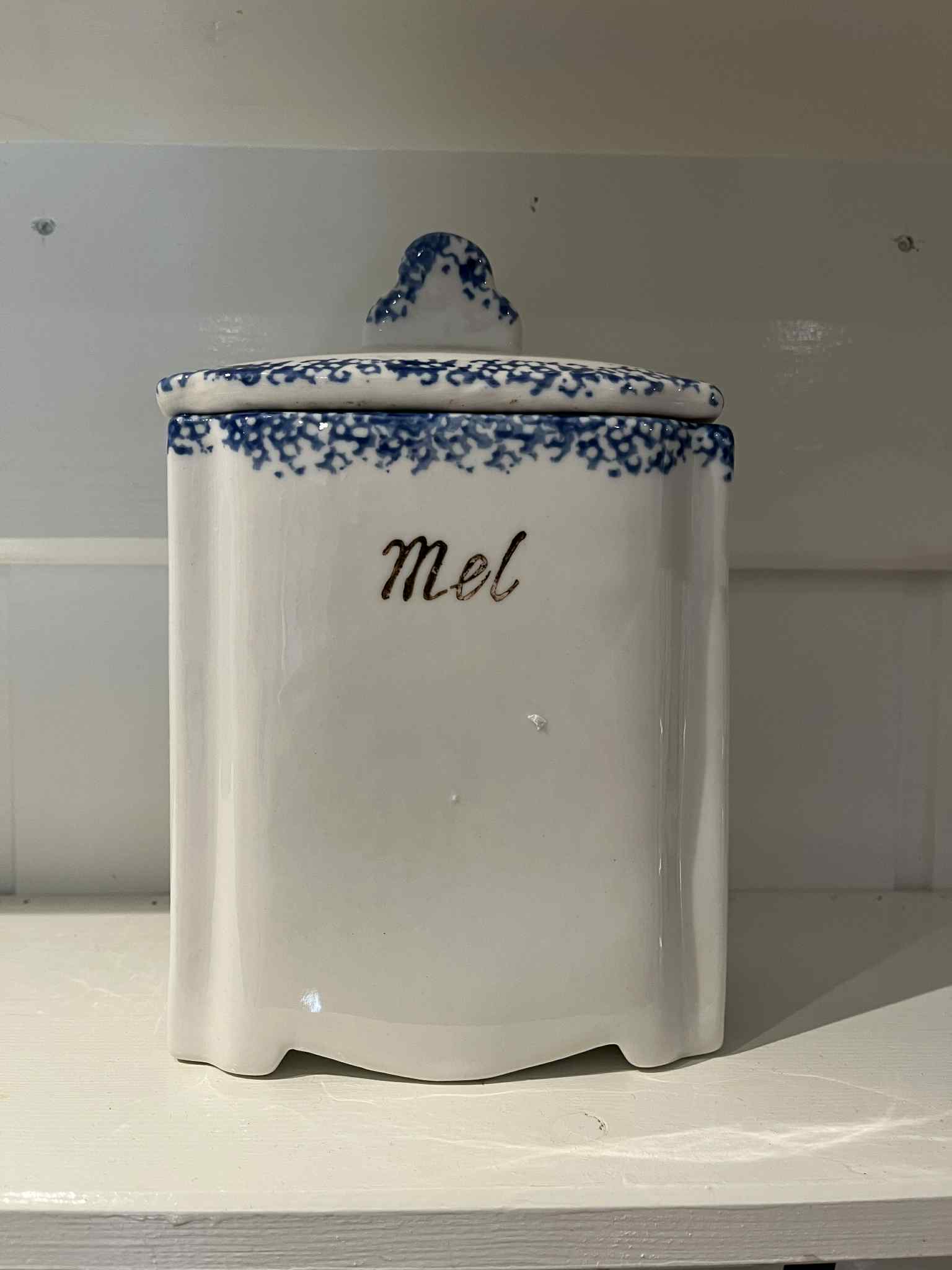 Gamle kjøkkenkrukker – sett med mel og salt