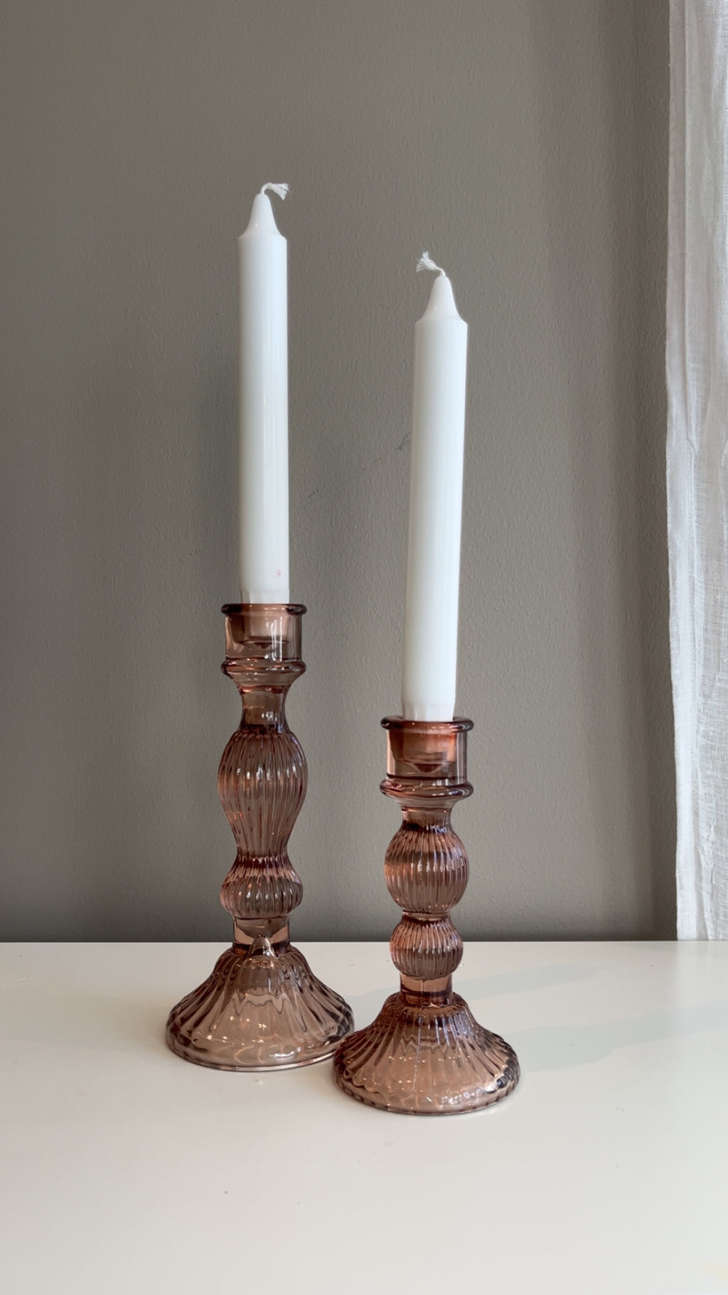 Lysestake “Nora”  – pressglass i flere farger og to størrelser