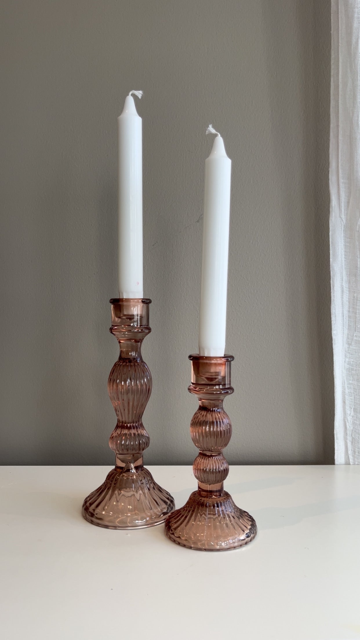 Lysestake “Nora”  – pressglass i flere farger og to størrelser