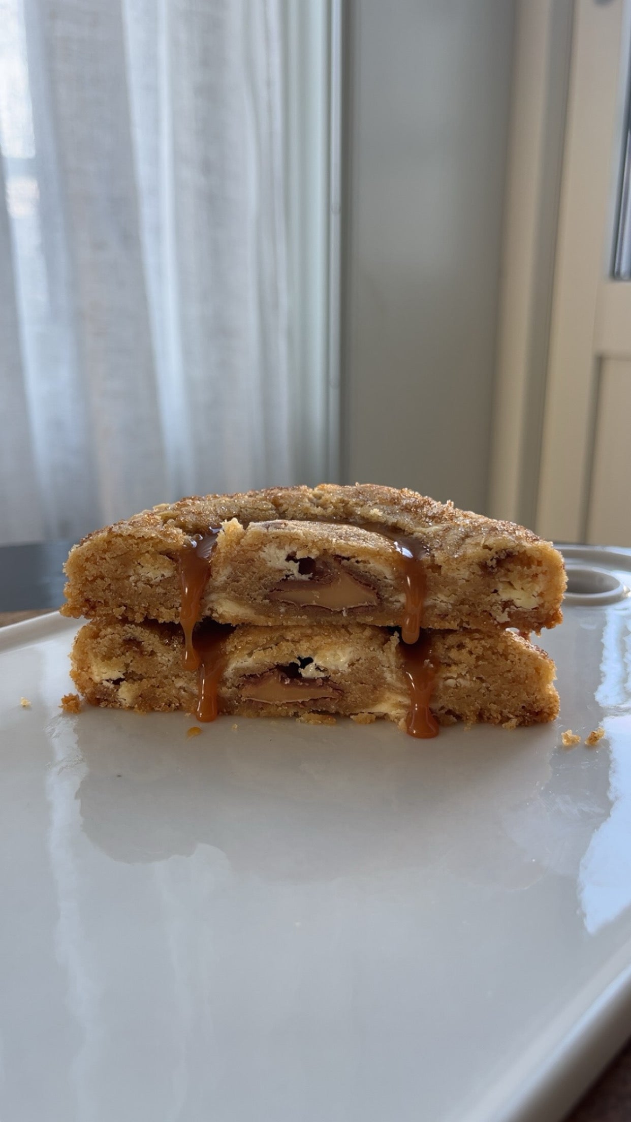 Karamelldrøm – Lys cookie med hvit sjokolade og hjemmelaget karamell