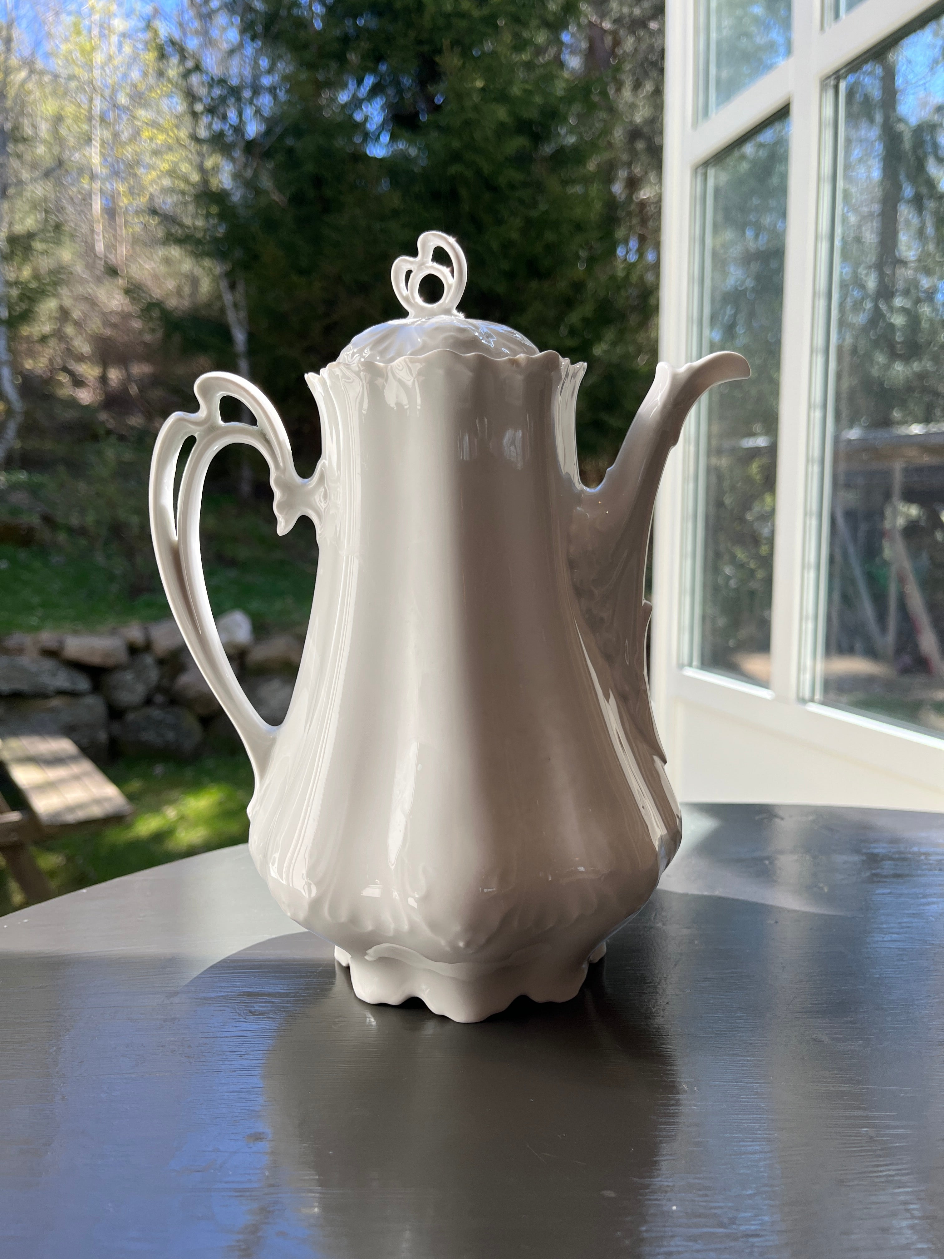 Hvit vintage kaffekanne i porselen
