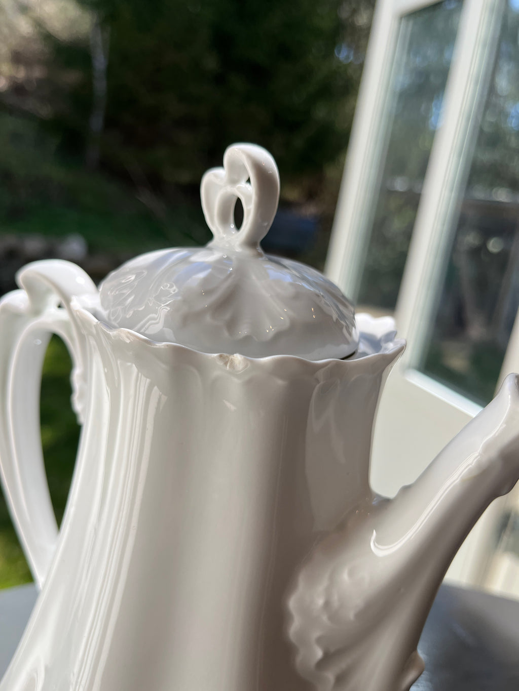 Hvit vintage kaffekanne i porselen