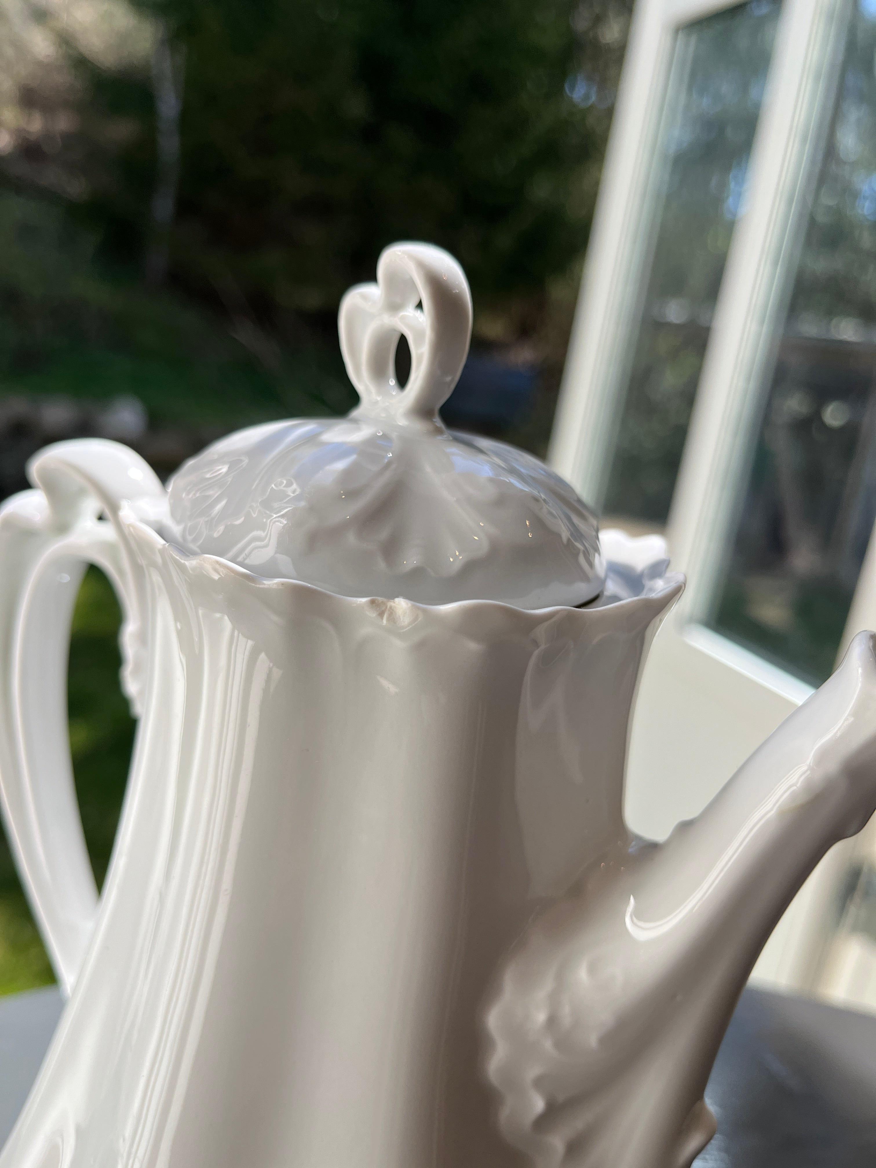 Hvit vintage kaffekanne i porselen