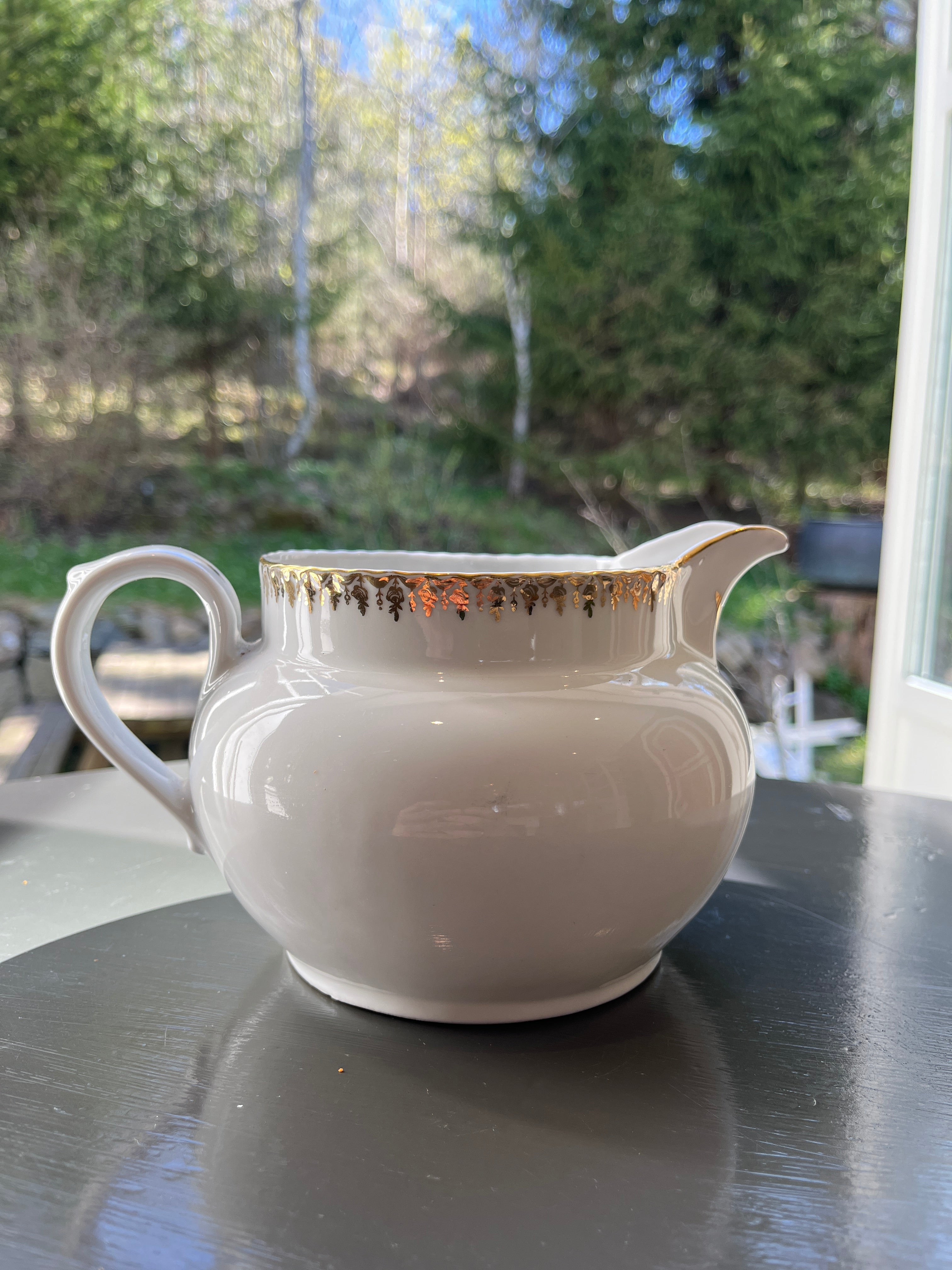 Vintage fløtemugge i porselen med gulldetaljer