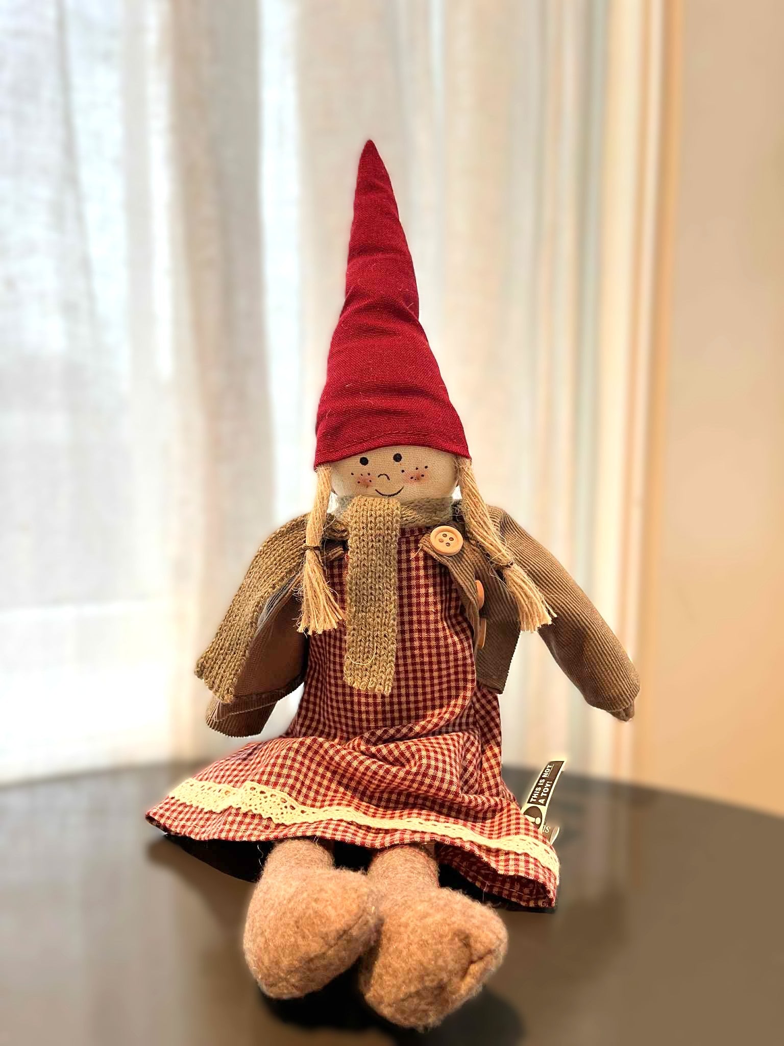 Tekstilnisse med rød kjole – julepynt 57 cm