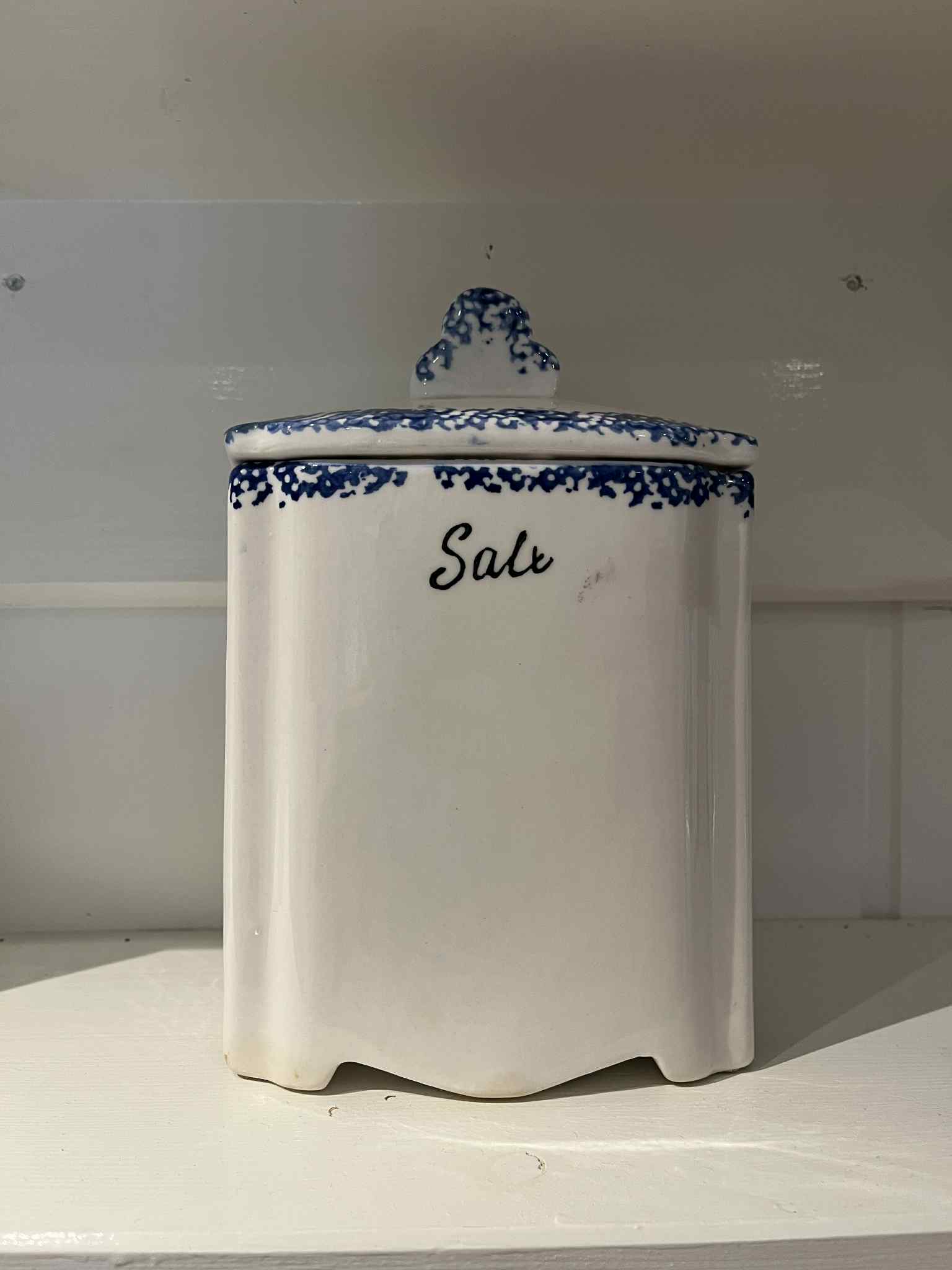 Gamle kjøkkenkrukker – sett med mel og salt