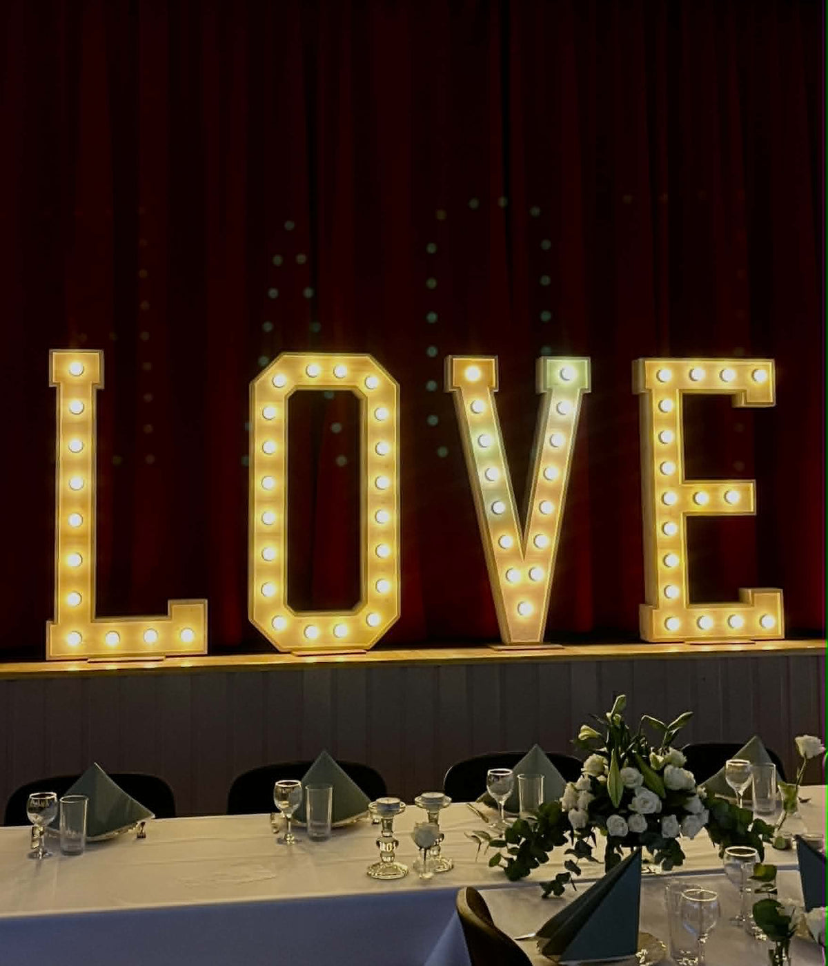LOVE-bokstaver med lys – 120 cm