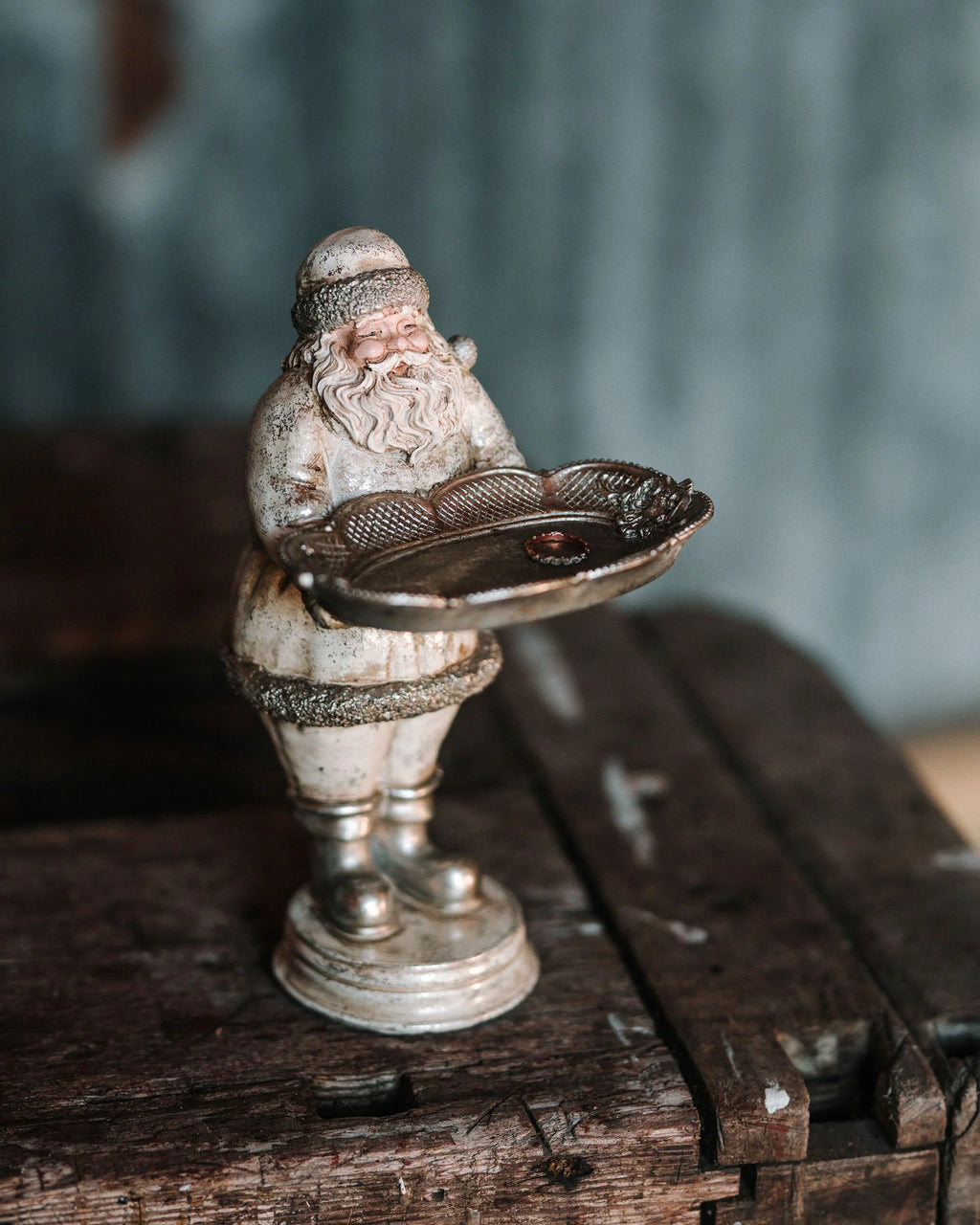 Nisse med brett – dekorativ julefigur i polyresin
