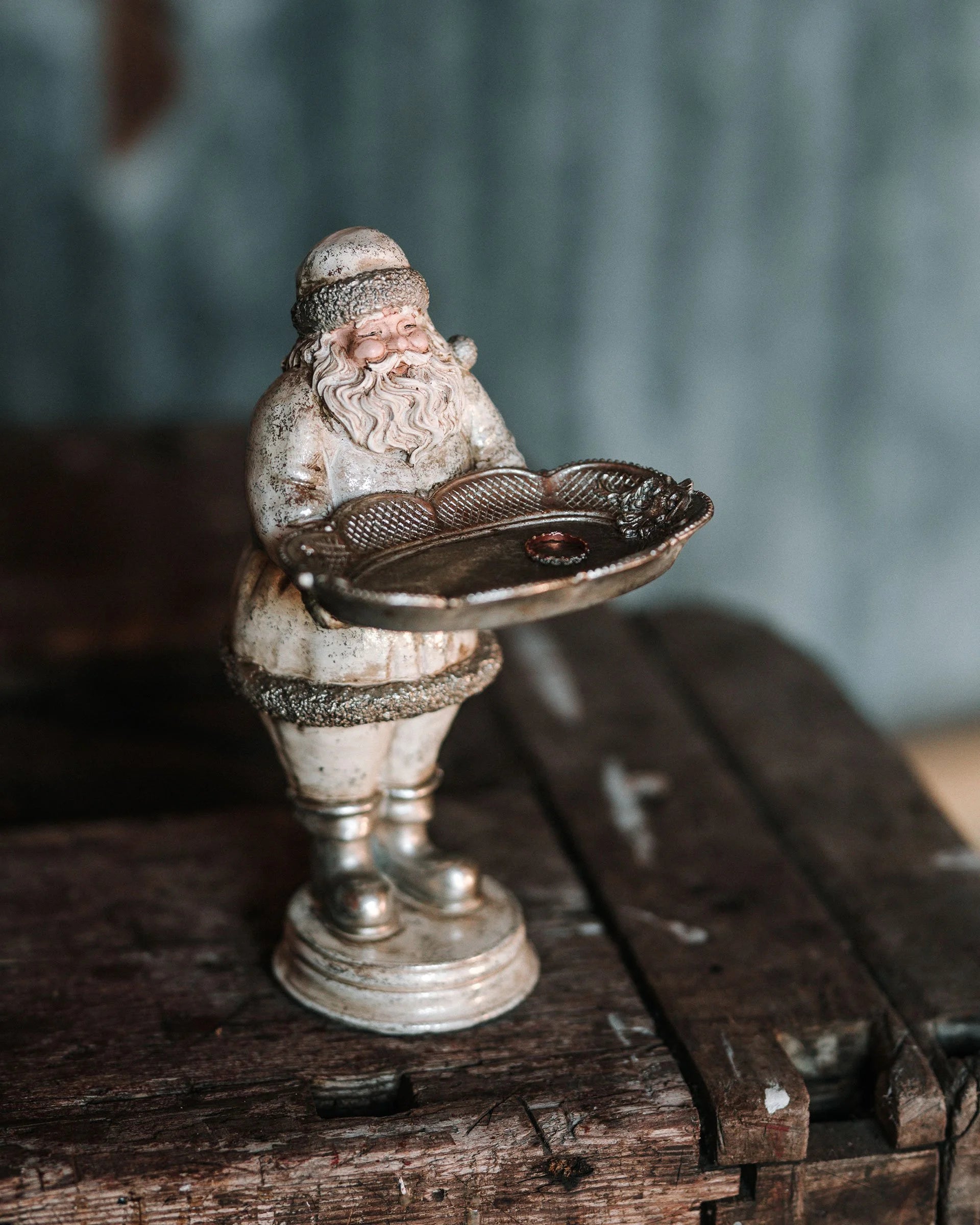 Nisse med brett – dekorativ julefigur i polyresin