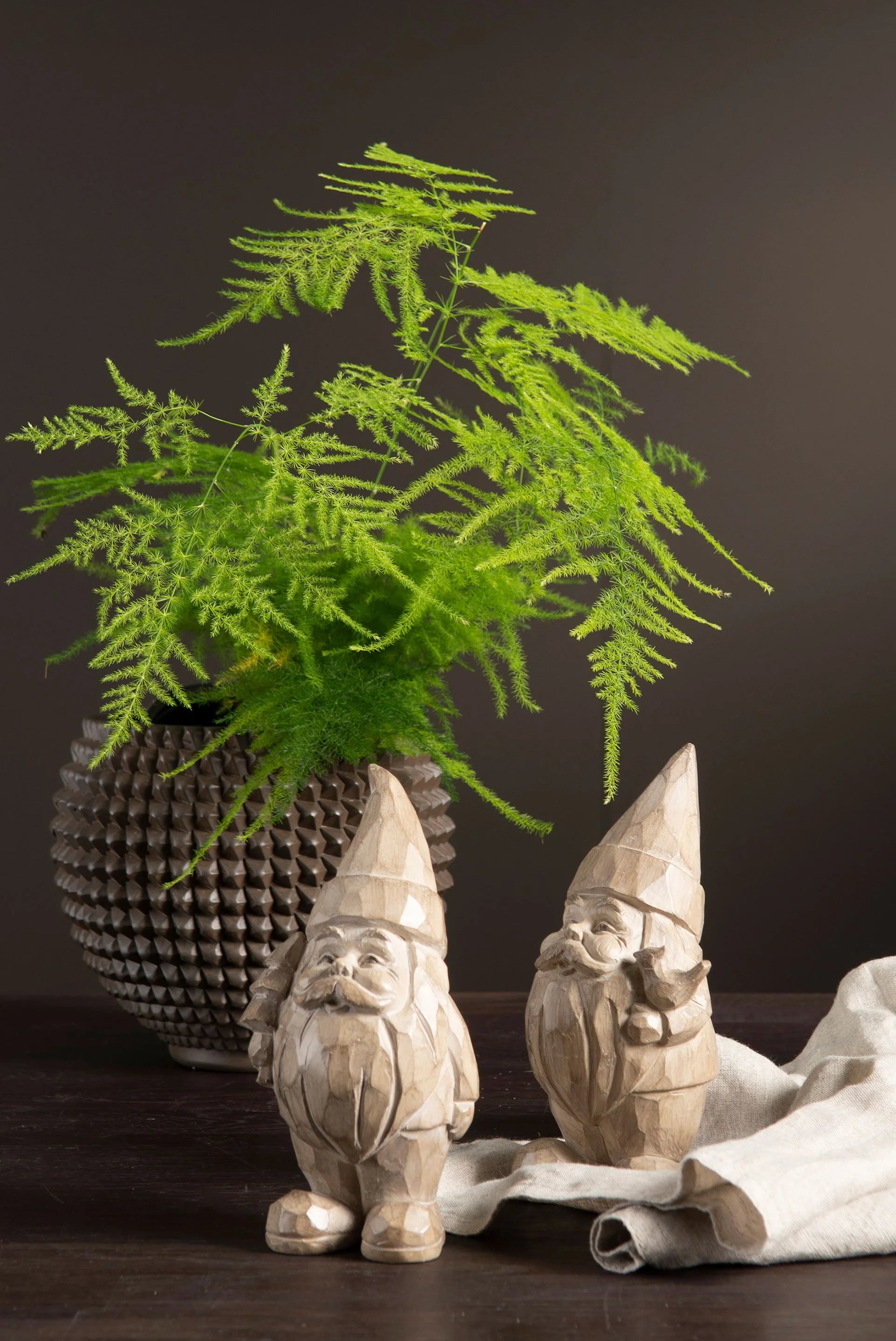 Julenisse natur – dekorative nissefigurer i polyresin